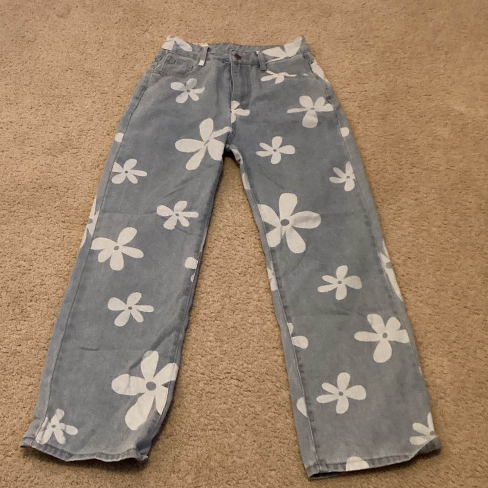 Super cute jeans with printed flowers